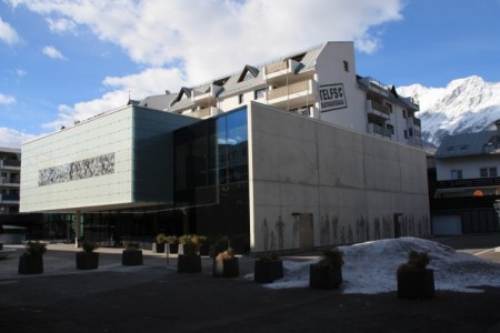 Rathaussaal Telfs 
 Gesamtansicht der gestalteten Elemente Fassade, Betonwand und Stempel
 
